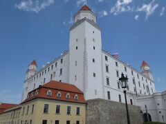 Bratislavský hrad（ブラチスラヴァ城）

城の4隅に塔が立っているので「ひっくり返したテーブル」とも呼ばれているそうです。