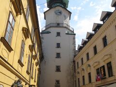 Michalská brána（ミハエル門）

塔はもともとゴシック様式でしたが、18世紀に玉葱型の屋根を持つバロック様式に改築されたそうです。
