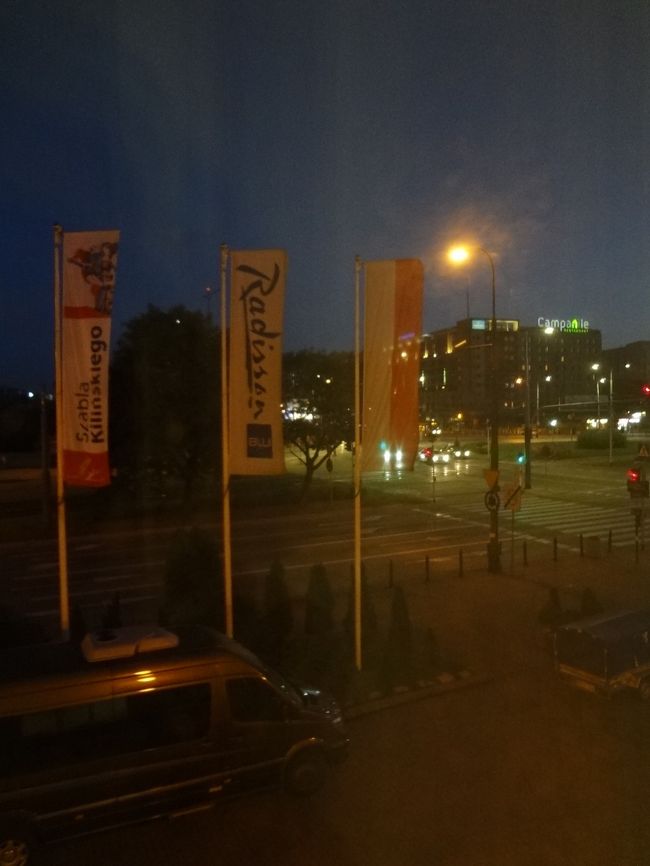 ２日目の朝。<br />時差ボケのせいかずいぶん早くに目が覚めました。<br />サマータイムのせいでしょうか、午前６時ごろですがまだ暗いです。<br /><br />夕べの耳の不調は消えてくれたようです。（ホッ）