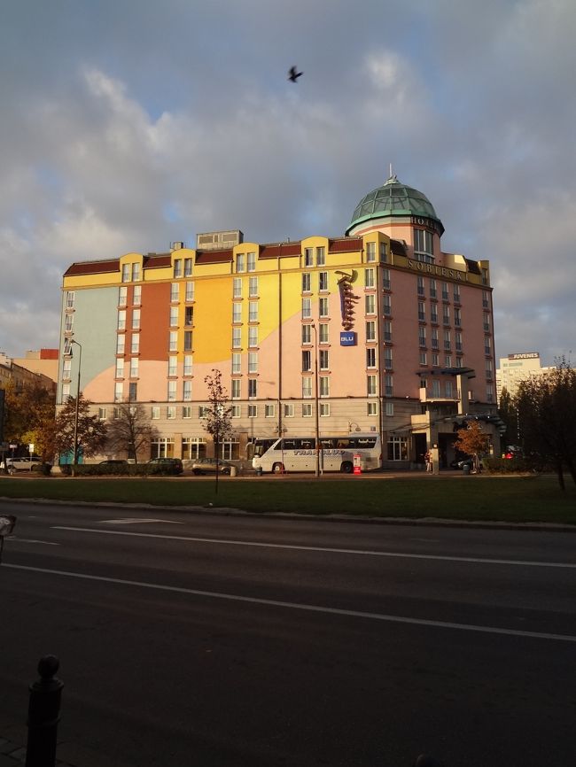 朝食後、外から撮ったホテルの外観。<br />ゆうべは暗くて気づきませんでしたが、結構ポップな色づかいです。<br /><br />チェックイン時、フロントから言われた部屋番号がまさかの間違い。<br />幸い、行き場のない私のスーツケースとともにポーターさんがフロントに来てくださったおかげでちゃんと部屋に入ることができました。<br />異国で受ける親切というのは本当に身にしみます。<br />（向こうは仕事なんでしょうが）