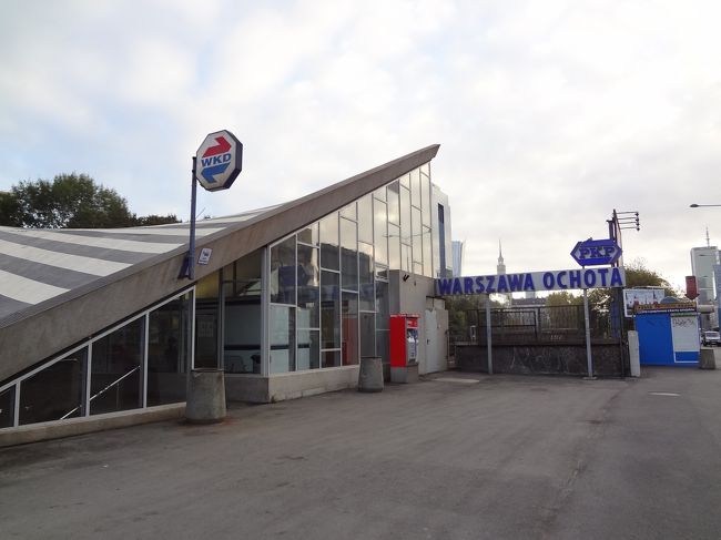 近くに鉄道の駅も。<br />Warszawa Ochota駅です。