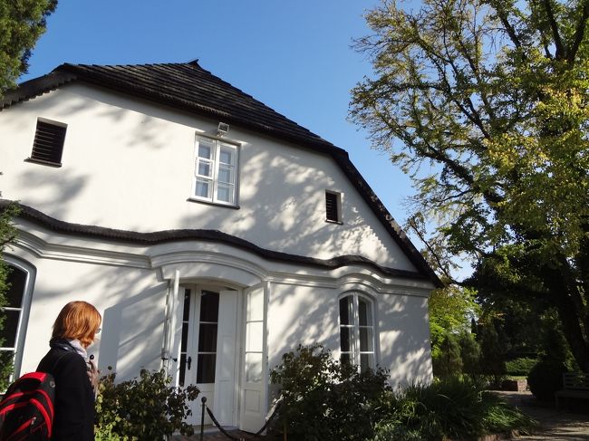 ここでショパンについて一通りガイドさんに説明してもらいます。<br /><br />20歳でポーランドを離れてほどなく、戦乱のため本当に帰郷できなくなってしまったショパン。祖国への思いを胸にその後の人生を歩んだわけで、その作品もポーランドへの郷愁でいっぱいのものとなりました。その後はそれらがポーランド人にとって愛国心をかき立てる音楽となり、戦時中にはドイツ人から「敵性音楽」として警戒されてしまうほどだったといいます。<br />異国の地でショパンを聴きながら祖国を想う、というのがポーランドの人々の国民性にまでなっているようです。<br />フレデリック・ショパンという人は、祖国を愛するポーランド人の原点ともいうべき人物なのかもしれません。