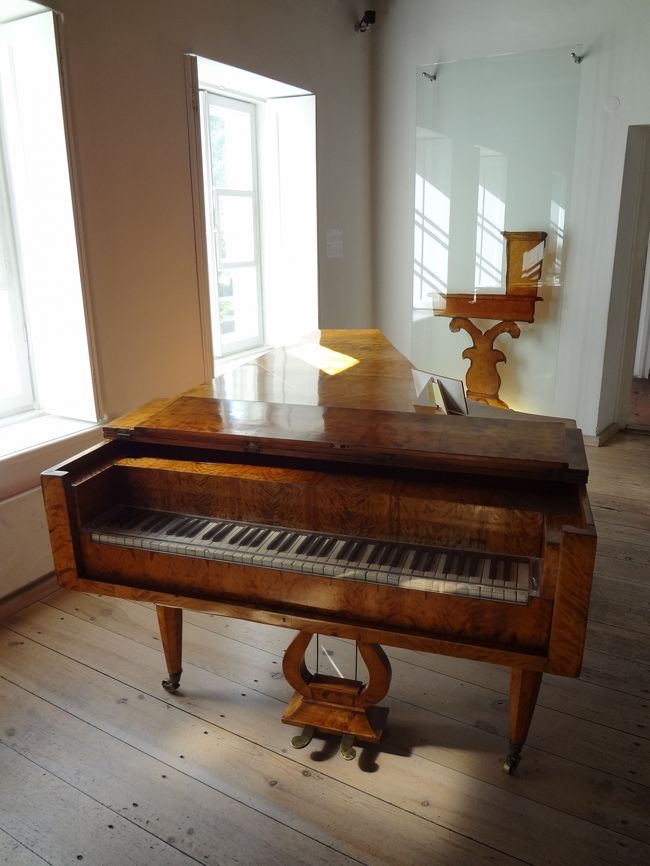 ショパンが幼少期に使っていたピアノ。