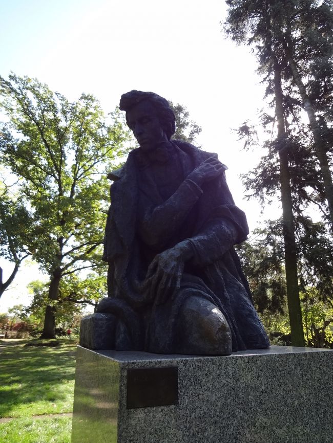 ３つ目のモニュメント。<br /><br />膝のあたりが剥げてしまっているのは、観光客が来るたびになでていくからだそうです。