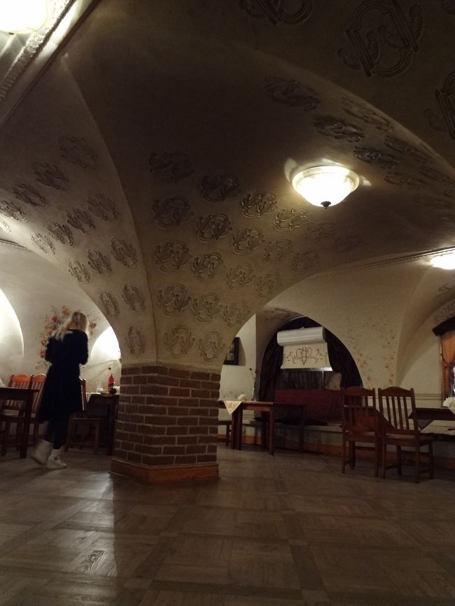 ちょっとしたフォークロア・ショーなんかもできそうな店内です。<br />時間のせいなのか、ほとんどお客さんは入っていませんでした。