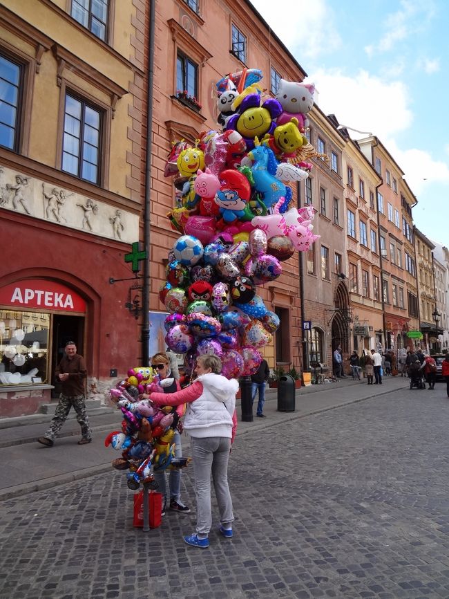 風船売りですね。<br />上の方にはキティちゃん。