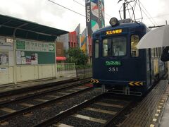 1両編成の阪堺電車天王寺行。約50分の道のり。
モクモクと大阪市内へ北上、途中大和川の鉄橋もこのチンチン電車は走り抜ける。

天王寺まではお屋敷町帝塚山や住吉の下町の家々の隙間を通過する昭和な雰囲気の残る路線。そのうちお客さんがいなくなるんじゃないかと心配だけど、この地域をカバーする電車がないので案外乗降客が多い。

※乗り込んですぐスマホの電池が0%になったので写真はありません。残念。

（続く）