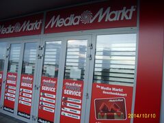 ブリュッセルの空港からICに乗り、１時間半程でブルージュへ。これは電気屋さん？だったか。。この前を抜けて、エレベーターを上がるとホテルがありました。到着は確か１０時を過ぎていたので、駅隣接のホテルを予約、迷わないようルートをしっかり確認しておきました。部屋に着いてからは寝るだけ。