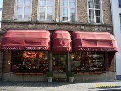 マルクト広場周辺でチョコレートを買いこみ、駅方面へ。。駅へ続く通りにあるガイドブックにも載っている、チョコレート屋さんのスークルブック（Chocolaterie Sukerbuyc）です。試食も出来ました。