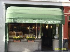 スークルブックの向かいにあるカフェ、プルーヴェリー（Tea-room De Proeverie）です。こちらでケーキと紅茶で休憩。パウンドケーキが美味しい！外観もとっても可愛いです。この後、ホテルをチェックアウトし、ブリュッセルへ向かいました。