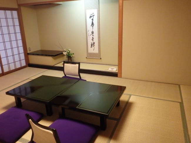 こちらは和室のお部屋。こんなに部屋があるなら、１室５名でもよかったな。