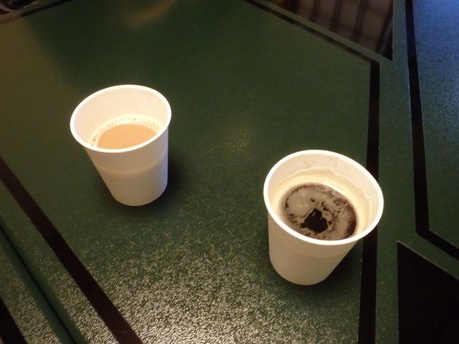 １Fにフリードリンクコーナーがあったので、お部屋にお持ち帰りしました。１８時まではフロントでお菓子バイキングもあるようで、そのせいなのか、お着き菓子はなかったです。