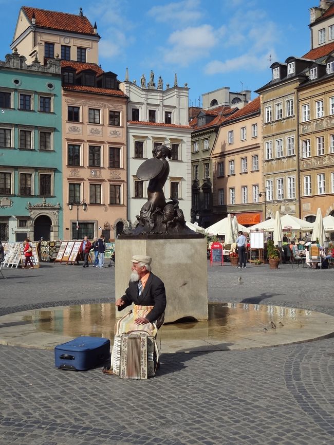 人魚像の足下、確か水が出ていたと思います。<br />時々子どもがはだしで入っていったりして。