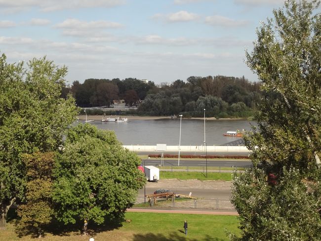 ヴィスワ川を望むテラスにて。