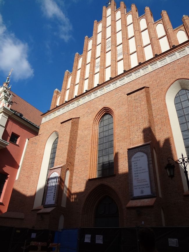 洗礼者ヨハネ大聖堂。<br />当初の予定には入っていなかったのですが、時間に余裕があったのか中まで案内してもらいました。修復中なのか補修中なのか、入口のあたりはシートが張ってあったり、中はワイヤーが張られていたり。<br />入口の造りが何となく独創的です。