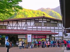 下道を走ること約40分で、立山連峰へのゲートとなる立山駅へと到着。

立山駅の駅前駐車場は満車だったが、オンシーズン中の立山駅には臨時駐車場が5か所準備されており、運よく駅の裏側（真川脇）のパーキング（100台駐車可能）に空きを発見！
朝6時前では駅近2か所の臨時駐車場には何カ所か空きスペースはあったのだが、1時間の仮眠後に辺りを見渡してみたら、駐車場内には路駐がでる始末で大混雑な状況だった。

（写真：朝7時の立山駅。ケーブルカー乗り場には乗車券を買う観光客の長蛇の列が出来ていた）
