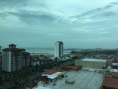 ホテルから見えるマラッカ海峡。やや天気が悪く残念。
