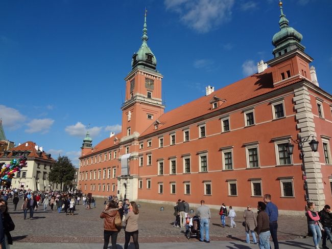 旧王宮。<br />レンガが青空に映えますね。