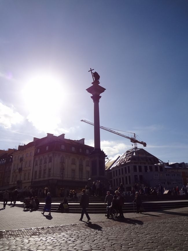 強烈な逆光ですが、決して焼けるような日差しではありません。<br />遠くに見えてるクレーンは修復作業中なんでしょうか？