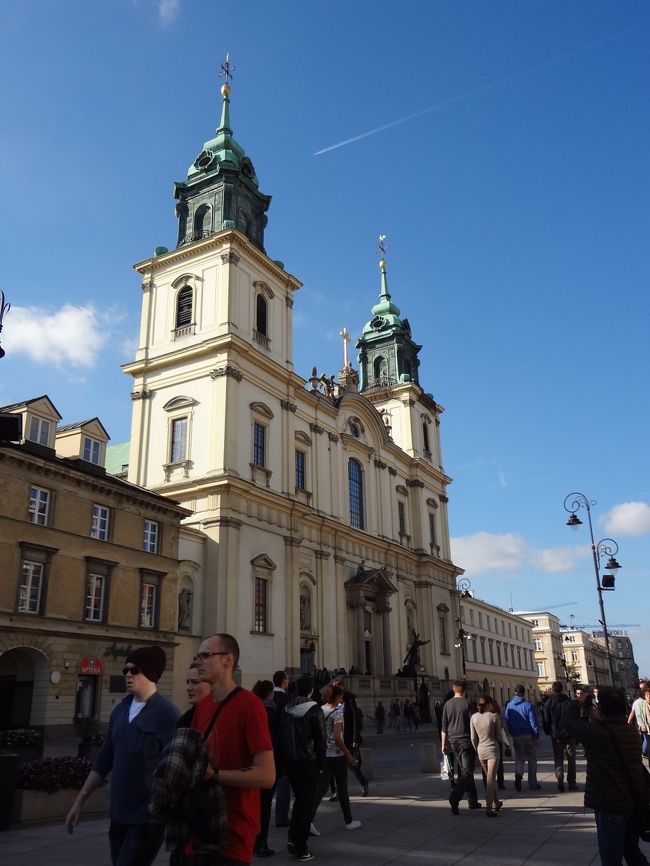 聖十字架教会。<br />ショパンの心臓が眠っているところですね。<br />多くの人が祈りをささげるためにやってきます。<br />多くの方を慰霊する祭壇も随所に設けられています。