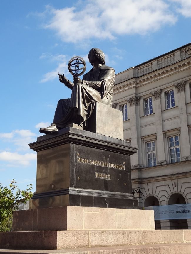 コペルニクス像。<br />子どもや学生がたくさん集まっていました。<br />この像を中心に地面に太陽系の図が描かれています。