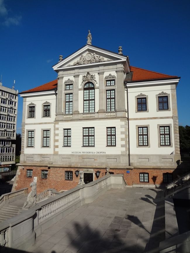 ショパン博物館。<br />中は結構モダンです。<br />オーディオ展示も充実していますし、現代の技術を使ったアトラクション的な展示も多くありました。<br />個人的にはジェラソヴァ・ヴォラの方が落ち着いていて好きだったかも。