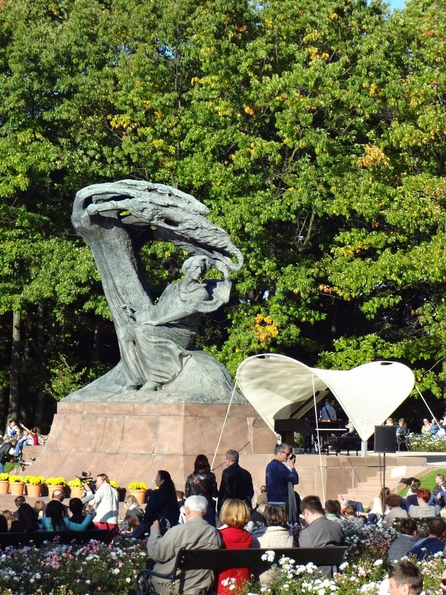 ワジェンキ公園。<br />夏の間毎週催されるミニコンサートへ行きました。<br />この日は今年最後のコンサートだったせいかたくさんの人が来ていました。