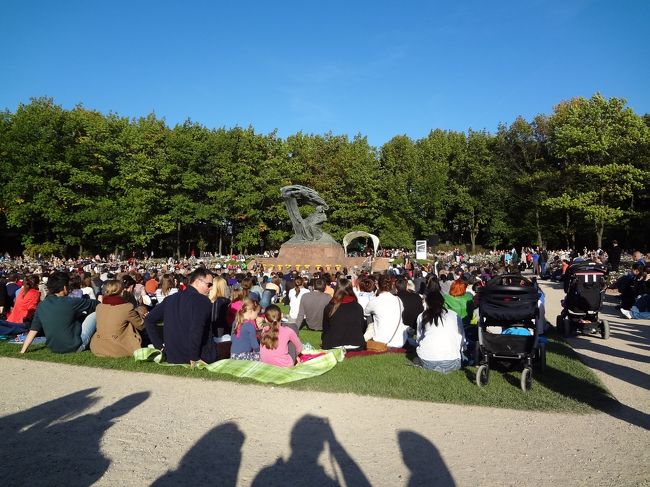 ガイドさんが何とか座れるところを見つけてくれました。<br />現地の方はブランケットを芝生に広げていました。<br />リンゴをかじりながら演奏を楽しむ子どもがかわいらしかったです。