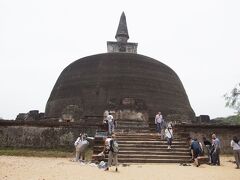 そこからまた2kmほど離れると、高さ55mの大きなダーガバ「Rankot Vihara」があります。ここでも観光客は靴を脱いで入いります。靴下履いてないと、熱くて歩けません。