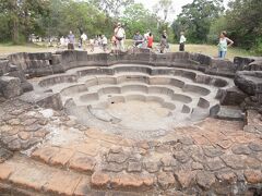 Gal-viharaから1kmほど移動して、「Lotus Pond」へ到着。欧米の観光客のなかには、レンタル自転車で遺跡巡りをする方も多いです。