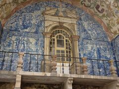 街の入り口には有名な門、ポルタ・ダ・ヴィラがあります。
この門の下では全身緑のパフォーマーが。
なんかイメージに合わないんですけど～