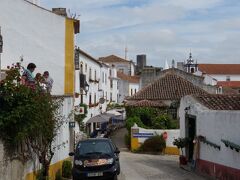 綺麗なアズレージョの門を抜けると可愛い街並みが待ってます。