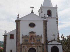 しばらく緩やかな坂を上っていくと右手に小さい教会が現れました。