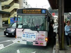 2016.04.03　岩国
倉敷を１１：０６に発車する１７１９Ｍであとはひたすら西へ。この列車は関西圏土休日ダイヤで「ムーンライトながら」からの西ゆき最速連絡列車なのだが、この改正で広島近郊の快速が走り始めたため大野浦で途切れ、岩国でさらに西へ向かう普通列車に乗り継げなくなった。九州内の連絡の悪さを考え、前々から狙っていた錦帯橋に行くことにする。広島から快速に乗り、岩国着が１４：５４。すぐに来たバスは３０分遅れらしかったのだが、本数はそれなりに多いので関係ない。バス代は３００円、東アジア系外国人の団体も路線バスを使うようだ。４月１日からバス代が上がったらしく、数十円とはいえげんなりした。