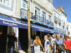 私たちがジェロニモス修道院を見学している間、添乗員さんがあの有名なエッグタルトのお店に並んで買ってきてくれました。