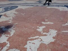 そして発見のモニュメントへ移動。
その前に目の前に広がる世界地図でちょこっと歴史のお勉強。
私の激写中の影があるとこら辺がポルトガル、現地ガイドさんが立っている辺りが日本です。遠いいよね～