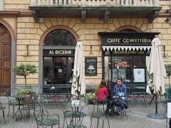 この広場にあるのが、有名カフェテリア「AL BICERIN」です