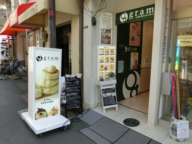新大阪到着後、土曜日なので600円と安い地下鉄の一日乗車券「エンジョイエコカード」を買い、ホテルのある日本橋へ向かいます。<br />チェックイン後に、心斎橋のパンケーキカフェ「gram」の日本橋店へ。<br /><br />大阪発のお店で東京地区は2016.3に自由が丘ができたのみ。<br /><br />看板にでているふわふわパンケーキが有名です。<br /><br />新大阪--御堂筋線--なんば--千日前線--日本橋