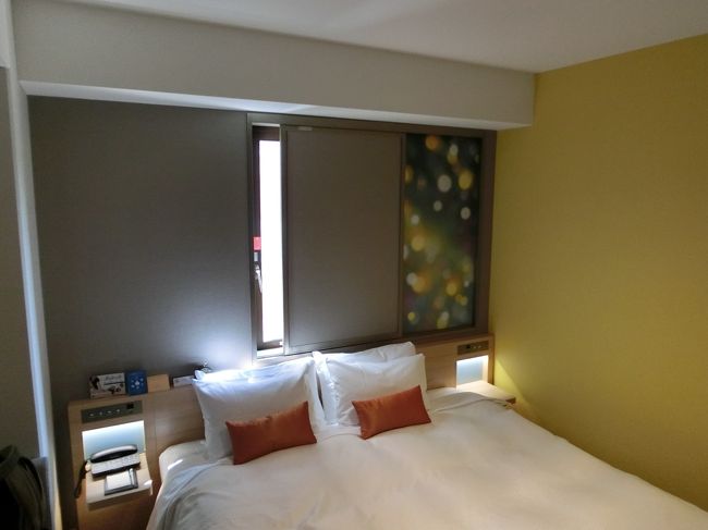 ホテルサンルート大阪 なんばの客室です。<br /><br />新規開業といっても前は別のホテルだったようで、バスタブや洗面台の下など流用と思える部分もいくつかありますが、基本的には新しくなっています。<br /><br />