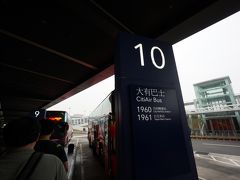 定刻で台北桃園空港に到着しましたが、イミグレーションは長い行列。
やっと入国した後は宿に近い1960番の市政府方面行きバスに乗車(145元)。
