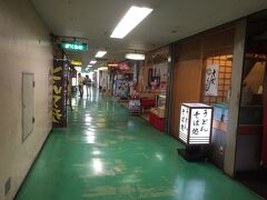 阿下喜行きの発車まで時間があったので、桑名の駅ビルで昭和を感じることにしましょう！

桑栄メイトビル
すごいでしょ、この時がとまったような感じ