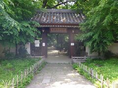 お稲荷さんの後はもう少し歩きましょう。

近くに名主の滝公園があります。
