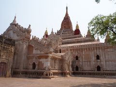 バガンでもっとも美しいとされる、1090年建立のアーナンダ寺院。この頃になると寺ばっかり見てるので、各々の価値や名前が分からなくなってくる。このお寺なんだっけ？アーナンダ寺院（お粗末）。