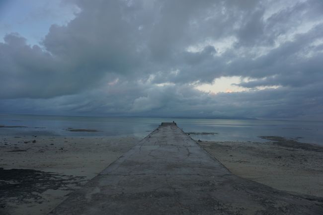 日の出の時間前に起きて、西桟橋へ。<br />といっても名前の通り西側なので、朝日は拝めません(ー_ー;)<br />