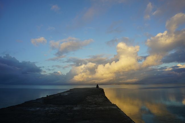 雲の一部だけ黄色っぽく日が射して綺麗。<br />海に雲が反射して見える。