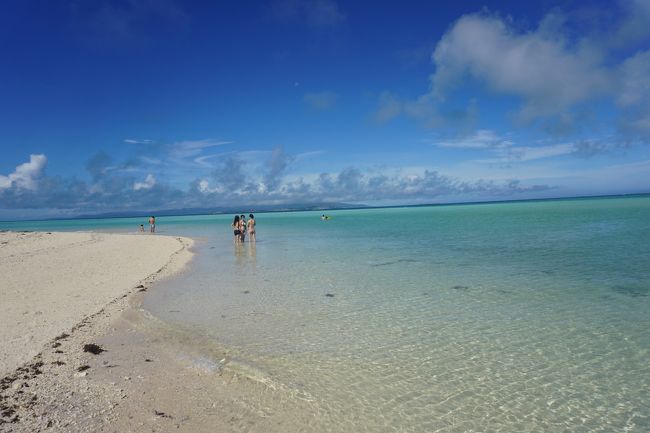 人はまだちらほら。<br />砂浜に荷物を置いて、鳥に持っていかれないように大きな石で荷物を押さえました。