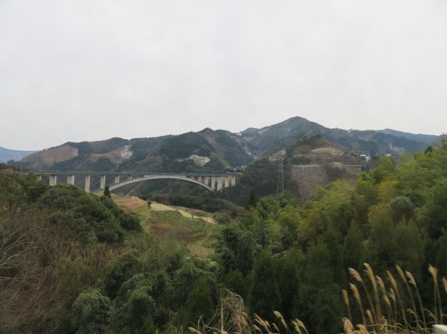 延岡駅からバスで高千穂へ向かいます。<br />1時間半かかります。遠いです。