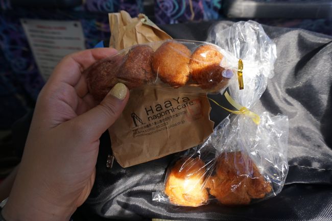 ランチした場所で買ったサーターアンダギーを船の中でぱくぱく。<br />食べてばっかり。