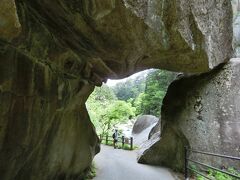 巨大な石でできた「石門」です。

先に写っている人と比べると岩がいかに大きいかが分かります。