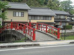 宮橋（恋叶い橋）
橋の真ん中に立って、後ろに玉作湯神社の鳥居が写っていれば恋がかなうらしい。
娘もしっかり写真撮りました。